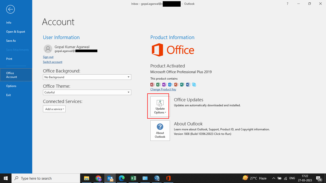 从文件点击中选择Outlook帐户中的Office帐户选项，然后选择更新选项以更新离线应用程序。